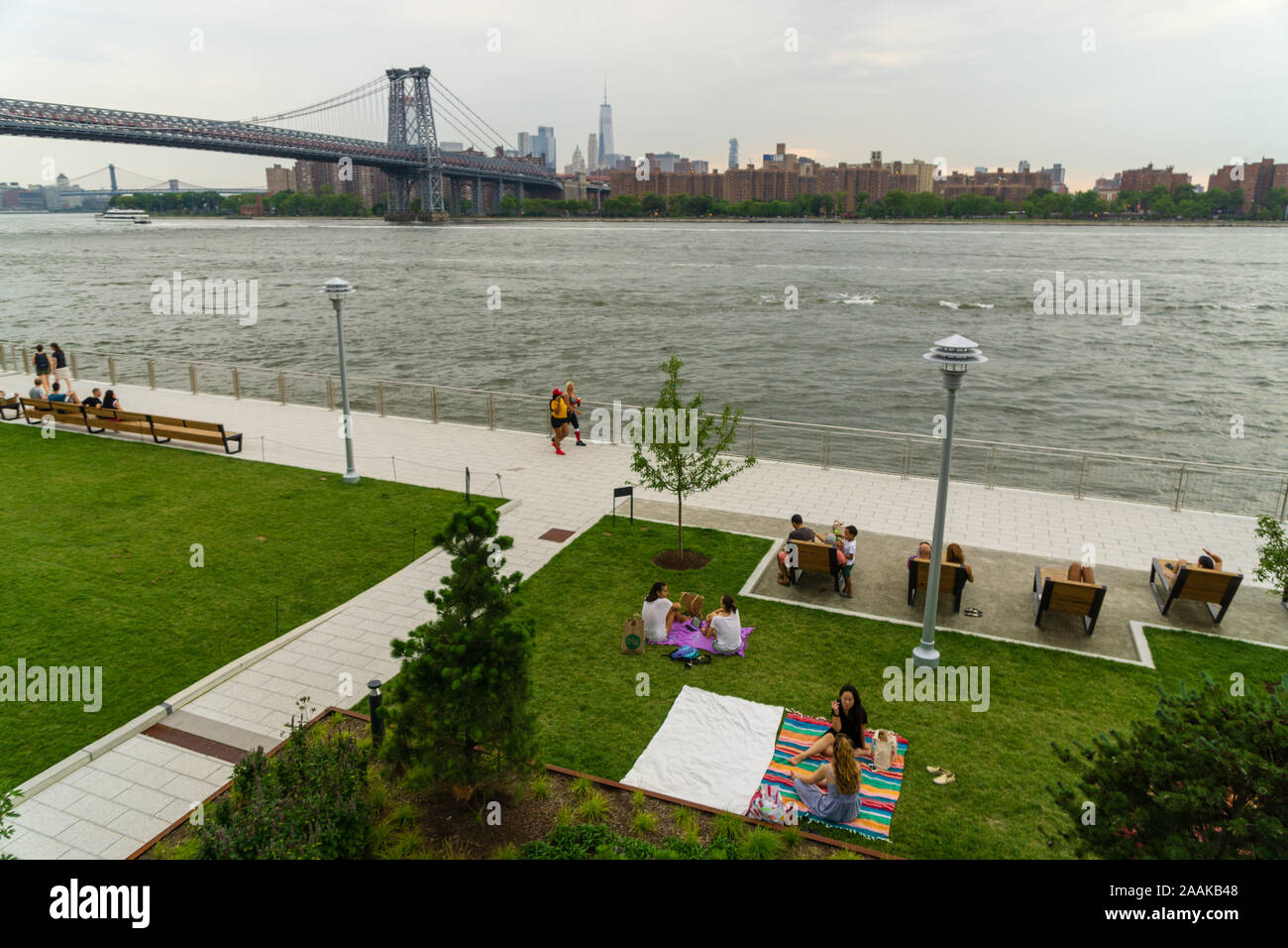 New York, Stati Uniti d'America - 20 agosto 2018: Domino Park nel tardo pomeriggio parco pubblico nel quartiere di Williamsburg di Brooklyn, New York City. Foto Stock