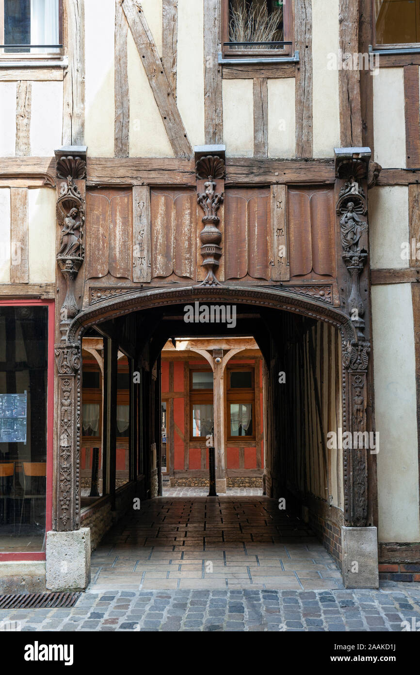 Francia, Grand Est, Troyes in legno, ingresso al cortile "Cour du Mortier d'O' Foto Stock