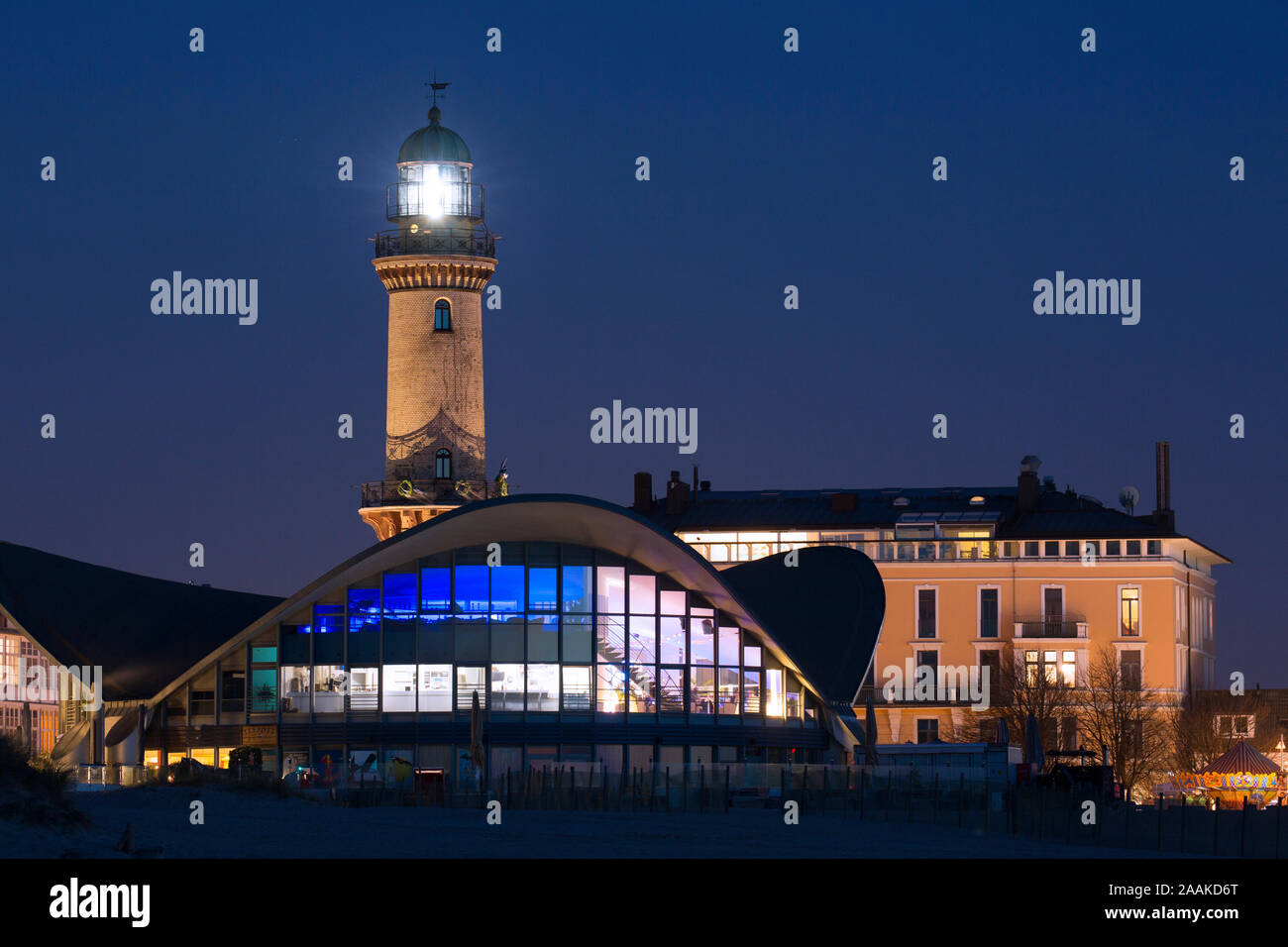 Faro e Teepott, costruito in Bauhausstile di notte, Warnemünde / Warnemuende, Meclenburgo-Pomerania / Meclemburgo-Pomerania, Germania Foto Stock