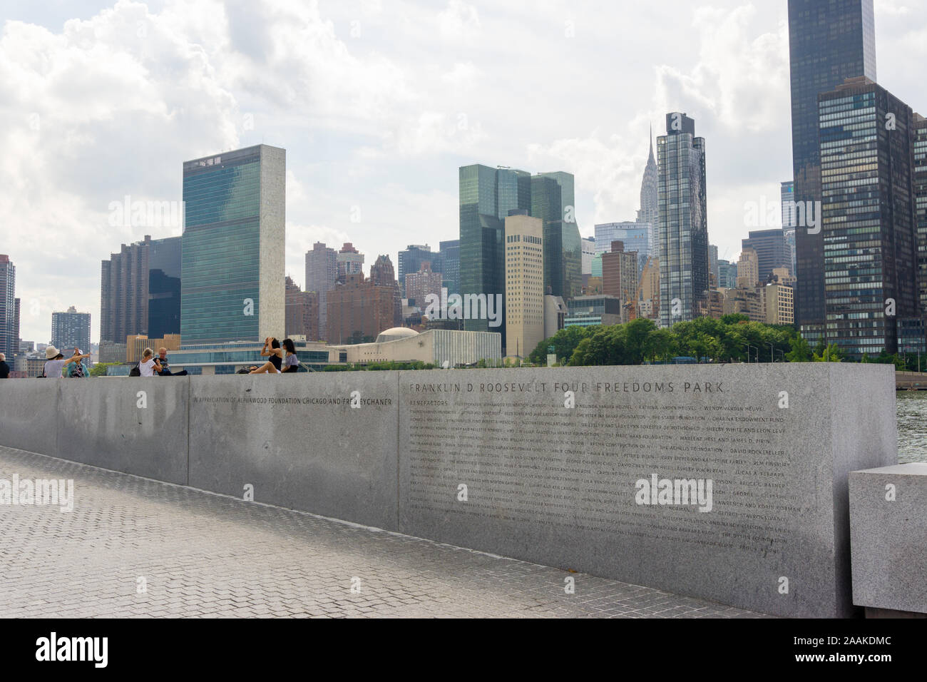New York, Stati Uniti d'America - 20 agosto 2018: vista da Franklin D. Roosevelt quattro libertà Park verso il Midtown Manhattan edifici tra cui il quartier generale delle Nazioni Unite, Foto Stock