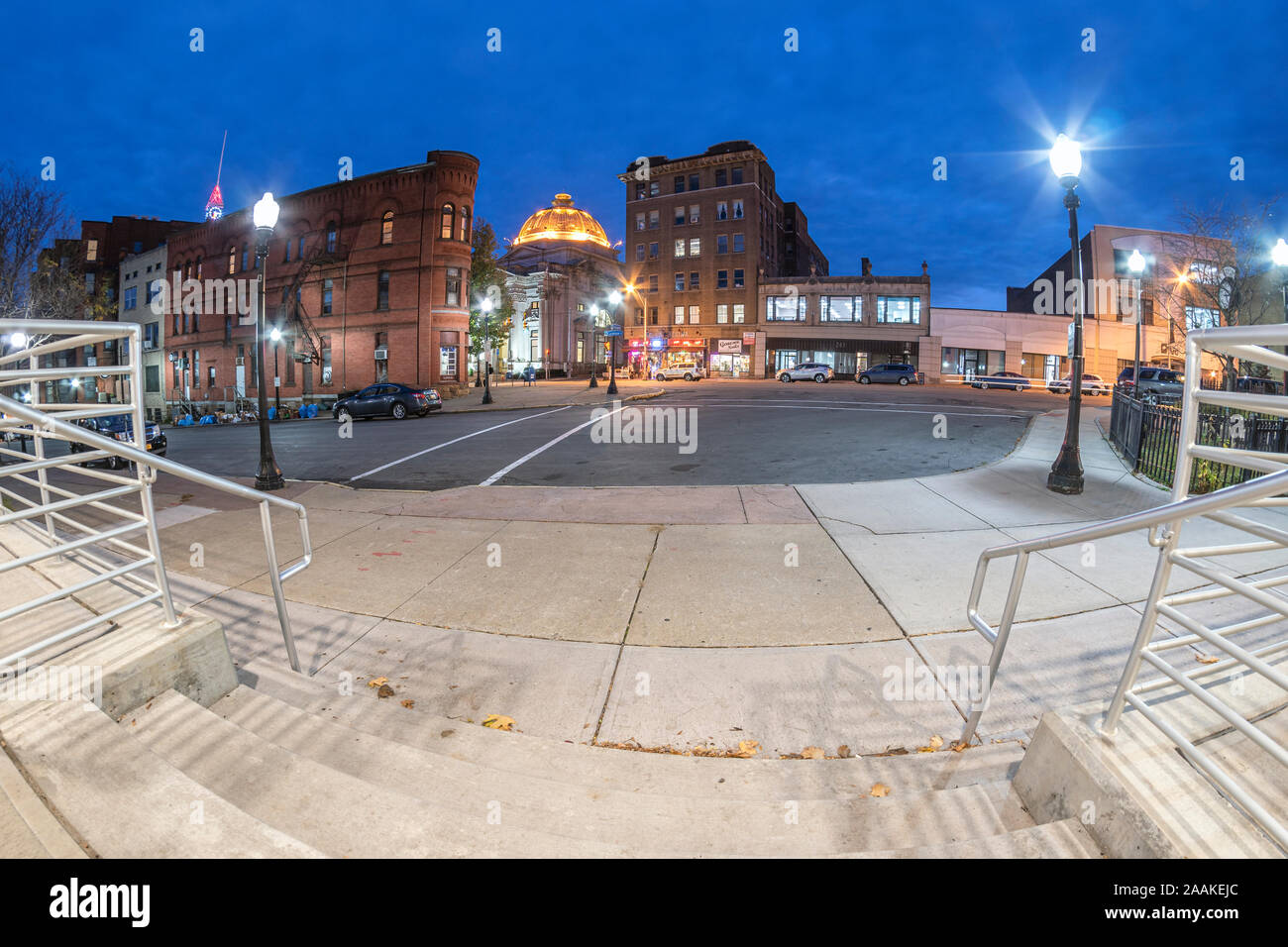 Utica, New York - Nov 11, 2019: vista Fisheye della zona storica di edifici in basso Genesee Street nel centro di Utica, nello Stato di New York, Stati Uniti d'America. Questa area Foto Stock