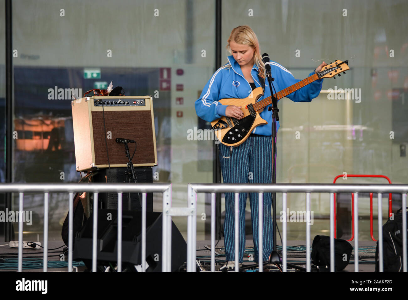 Anna Karjalainen (Maustetytöt) facendo sound-check sul palco di fronte a libreria Oodi a Helsinki in Finlandia Foto Stock