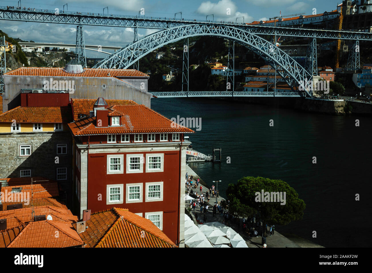 Il popolare lungomare di Ribeira di Porto, Portogallo, visto dal di sopra in una bella giornata di sole con il Dom Luis l ponte prominente in background. Foto Stock