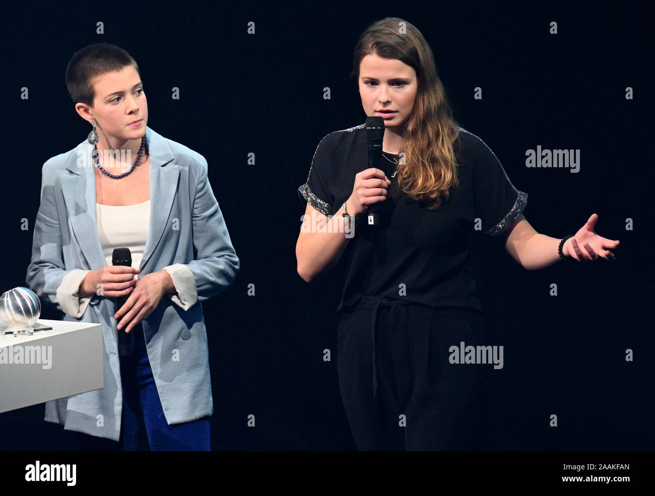 Colonia, Germania. 22 Novembre, 2019. Gli attivisti del clima Maira Kellers (l) e Luisa Neubauer (r) accettare un premio per il venerdì per il futuro fondatore Greta Thunberg alla sostenibilità Tedesco Awards 2019. Credito: Henning Kaiser/dpa/Alamy Live News Foto Stock