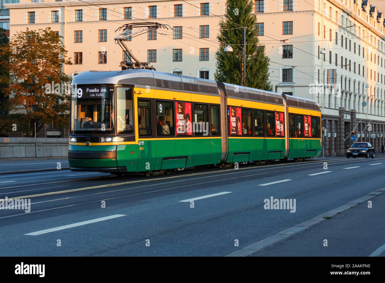 Skoda moderno tram numero 414 sulla linea 9 attraversando Ponte Pitkäsilta a Helsinki in Finlandia Foto Stock