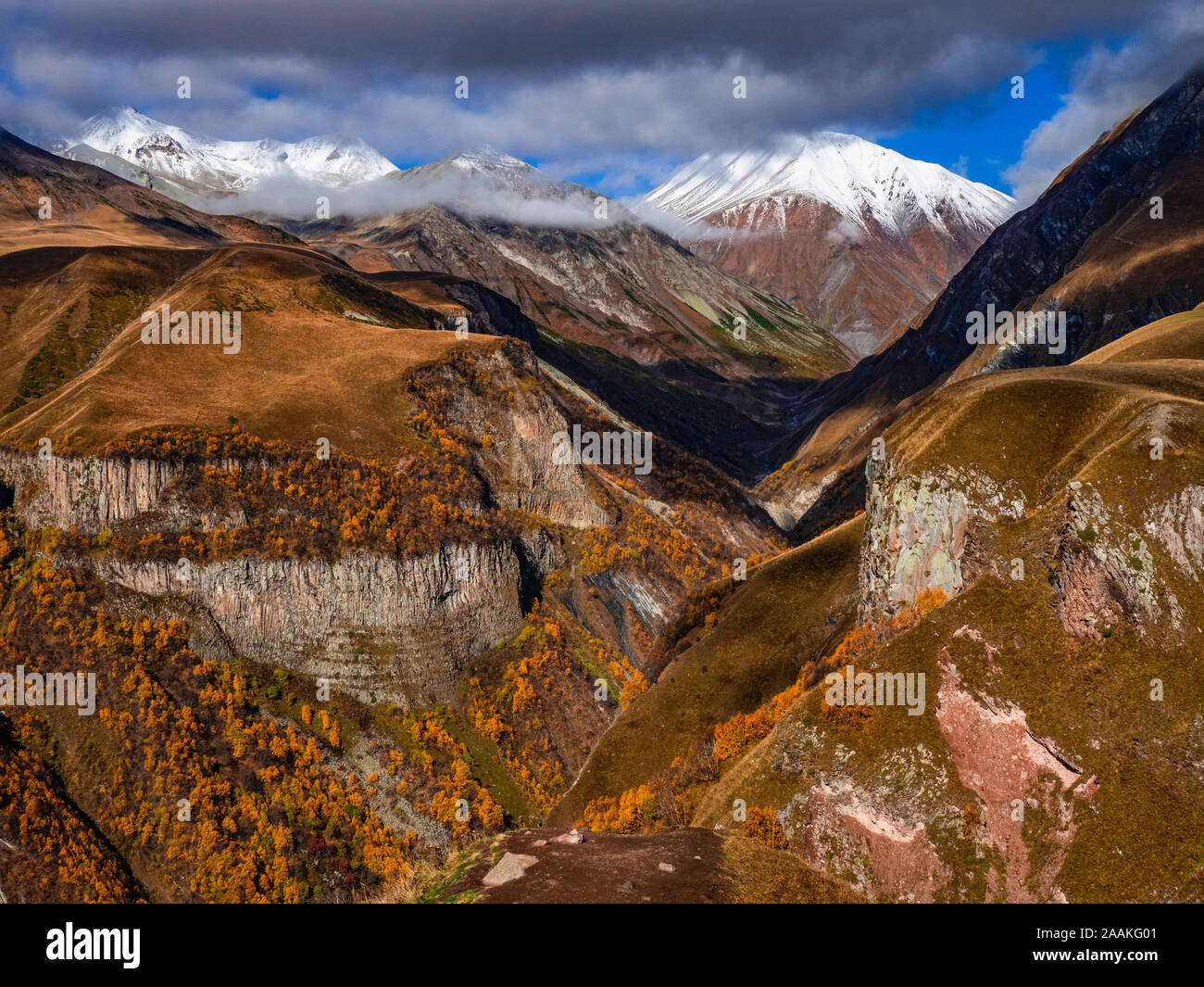 La Georgia: il Caucaso alta, Georgiano strada militare.Il militare georgiano autostrada vicino Dusheti e l'amicizia russo-georgiana murale. Foto Stock