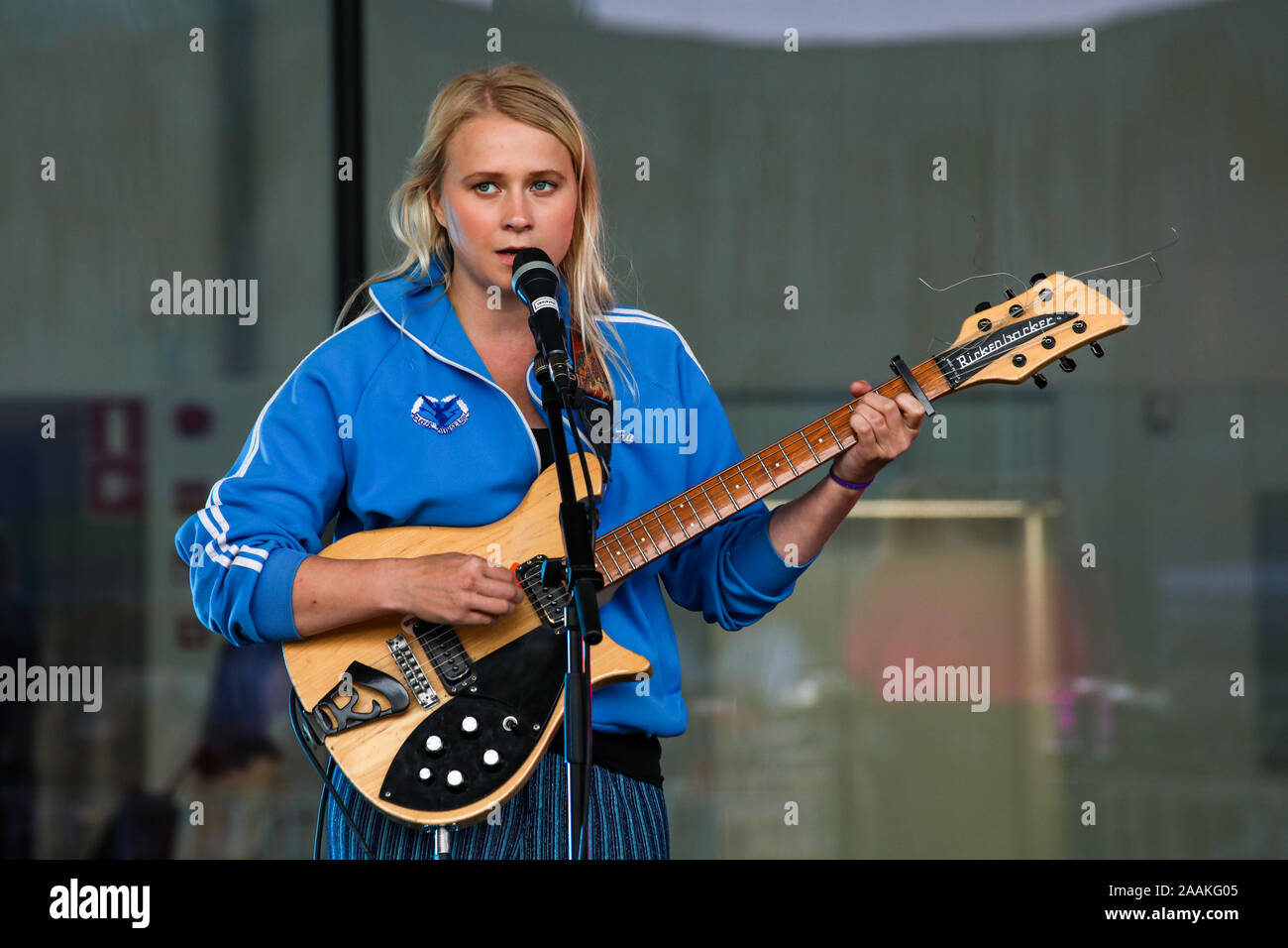 Anna Karjalainen (Maustetytöt) facendo sound-check sul palco di fronte a libreria Oodi a Helsinki in Finlandia Foto Stock