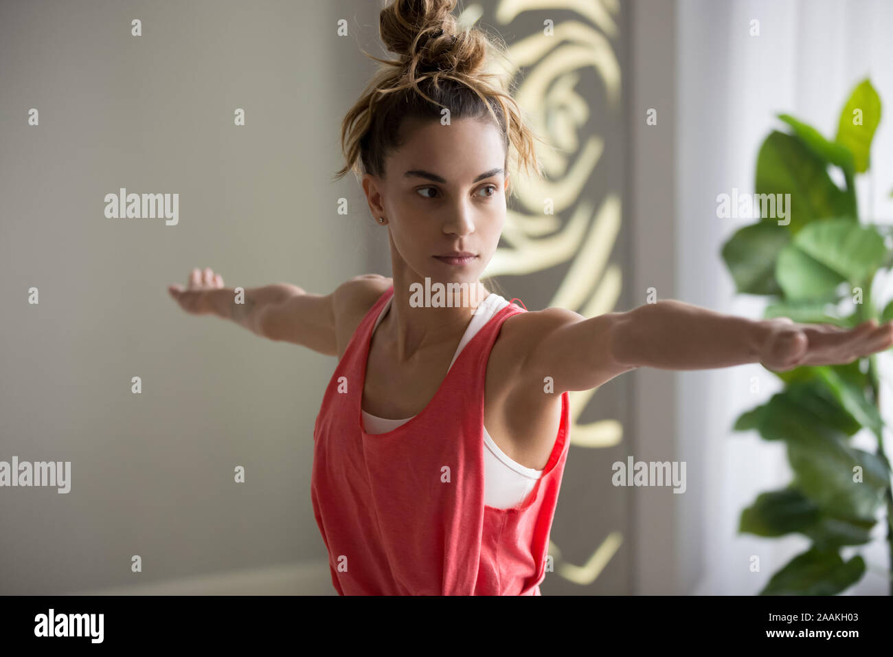 Calma tonica ragazza la formazione pratica lo yoga a casa Foto Stock