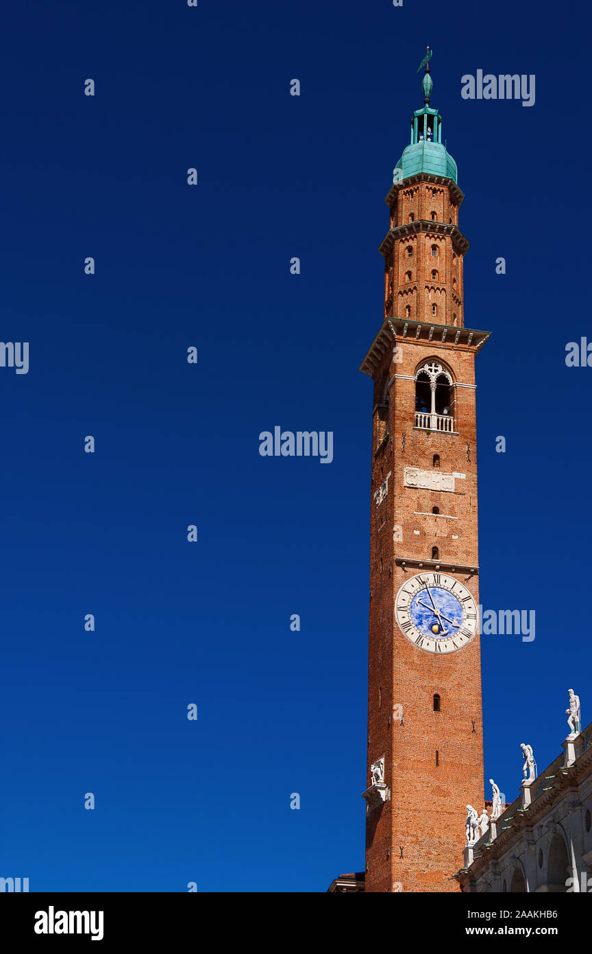 Torre Bissara con cielo blu, completato nel XV secolo, è il più alto edificio in Vicenza (con copia spazio) Foto Stock