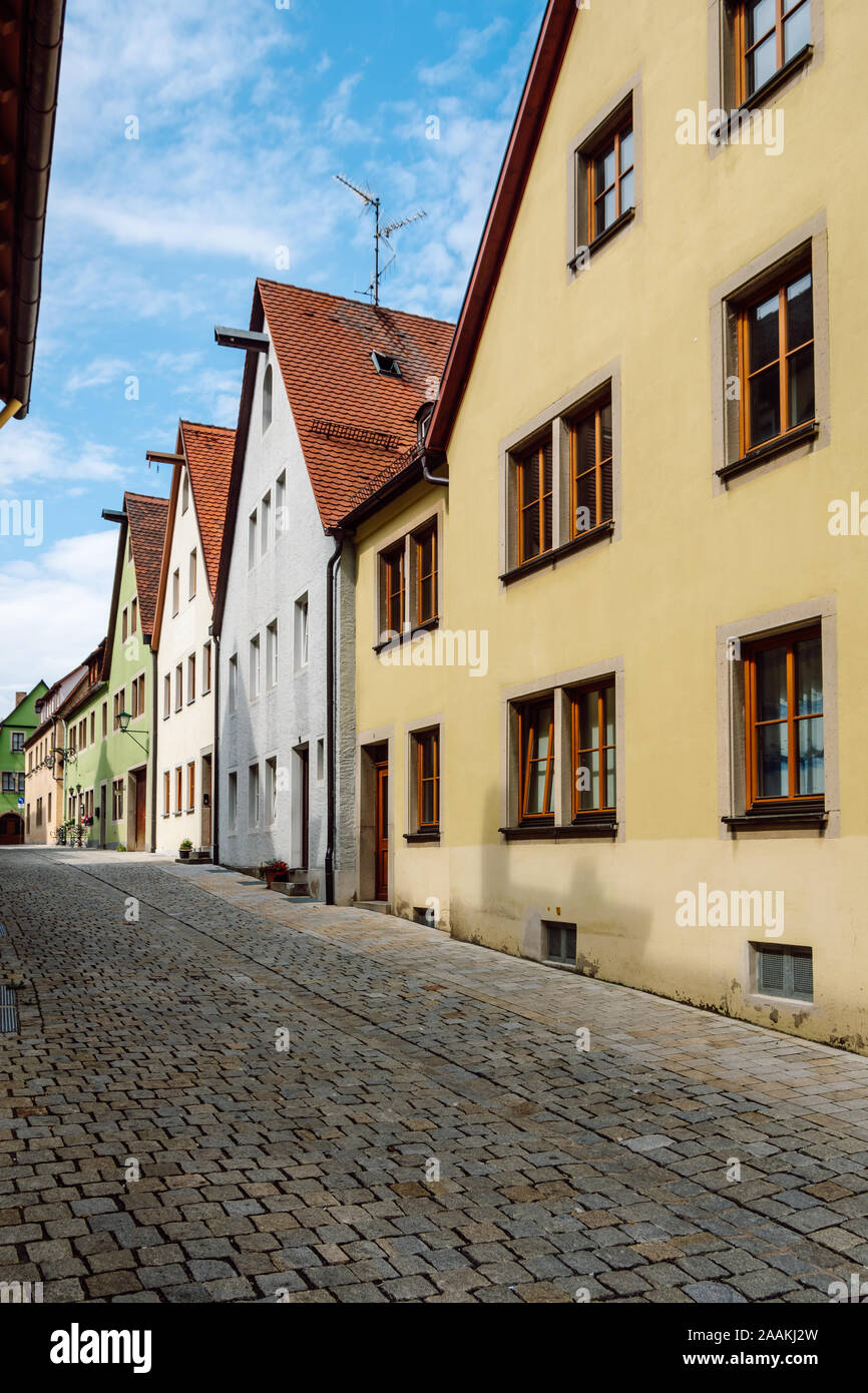 Un tipico strette strade lastricate con coloratissime case tradizionali per la città medievale di Rothenburg ob der Tauber situato sulla famosa Strada Romantica. Foto Stock