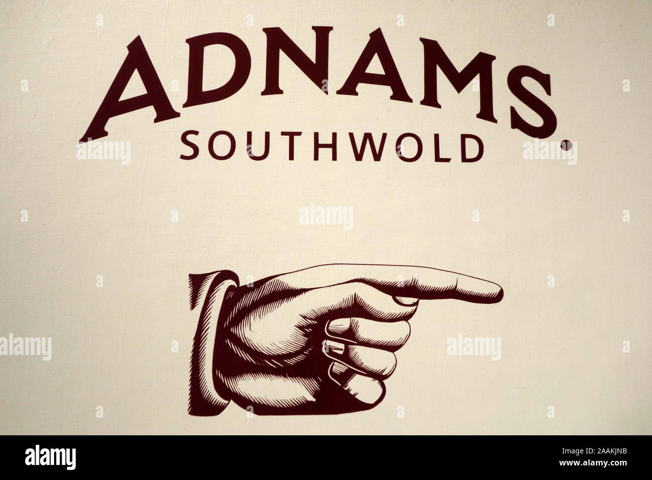 Segno che puntano a un birrificio Adnams shop in Southwold, Suffolk Foto Stock
