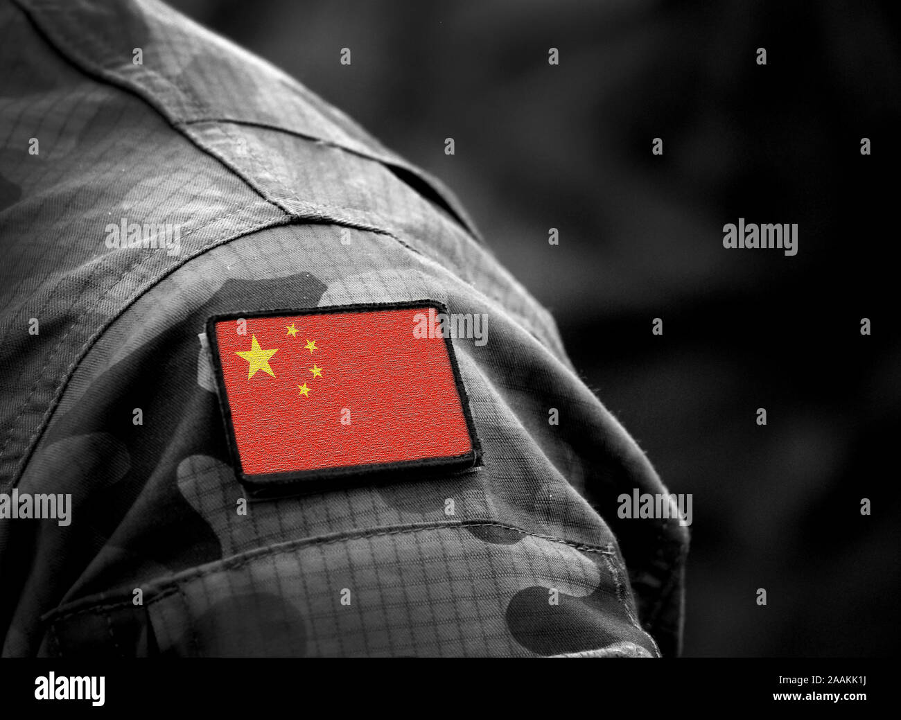 Bandiera della Cina in uniforme militare. Esercito, truppe militari. Collage. Foto Stock