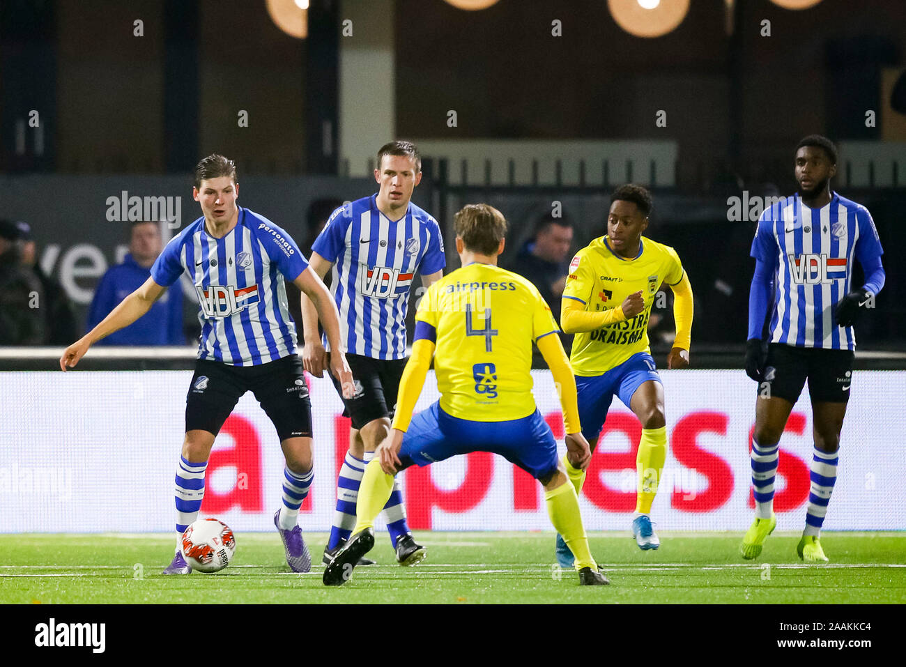 EINDHOVEN, FC Eindhoven - SC Cambuur, calcio, Keuken Kampioen Divisie, stagione 2019-2020, 22-11-2019, Jan Louwers Stadium, FC Eindhoven player Maarten Peijnenburg (L), SC Cambuur player Erik Schouten (M) Foto Stock