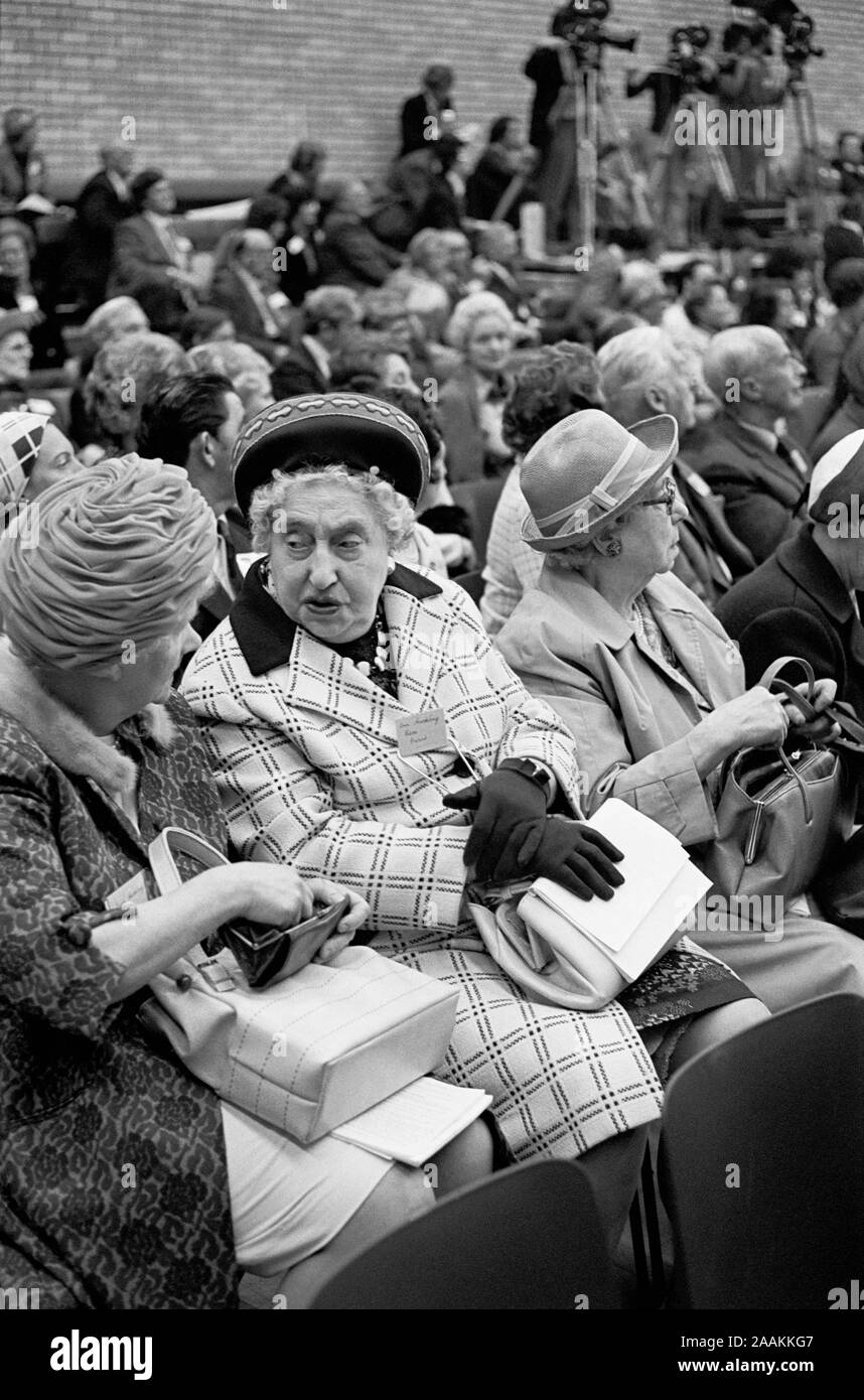 In attesa di ascoltare il parlato da Margaret Thatcher, Gallese congresso del Partito conservatore, Ebbw Vale, Blaenau Gwent, Galles, Giugno 1977 Foto Stock