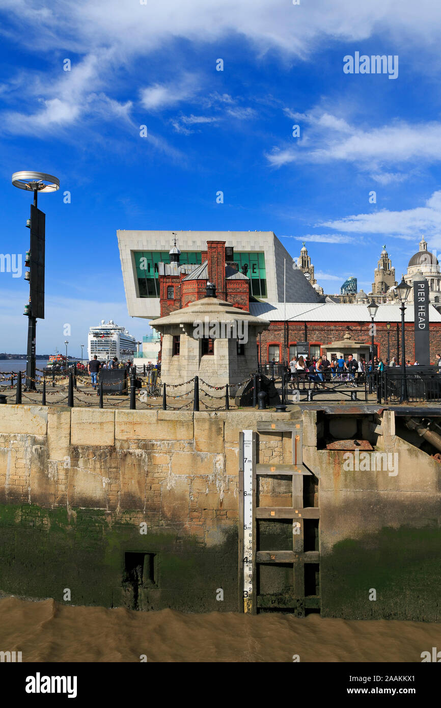 Il pilotaggio Building & Liverpool Museum, Canning Dock, Liverpool, in Inghilterra, Regno Unito Foto Stock