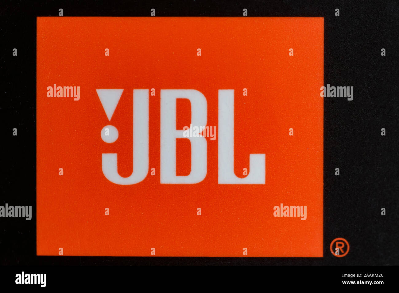 ROSTOV-on-Don, IN RUSSIA - circa ottobre 2019: Close-up di logo JBL, una società americana produttrice di apparecchiature audio, comprese le casse e lui Foto Stock