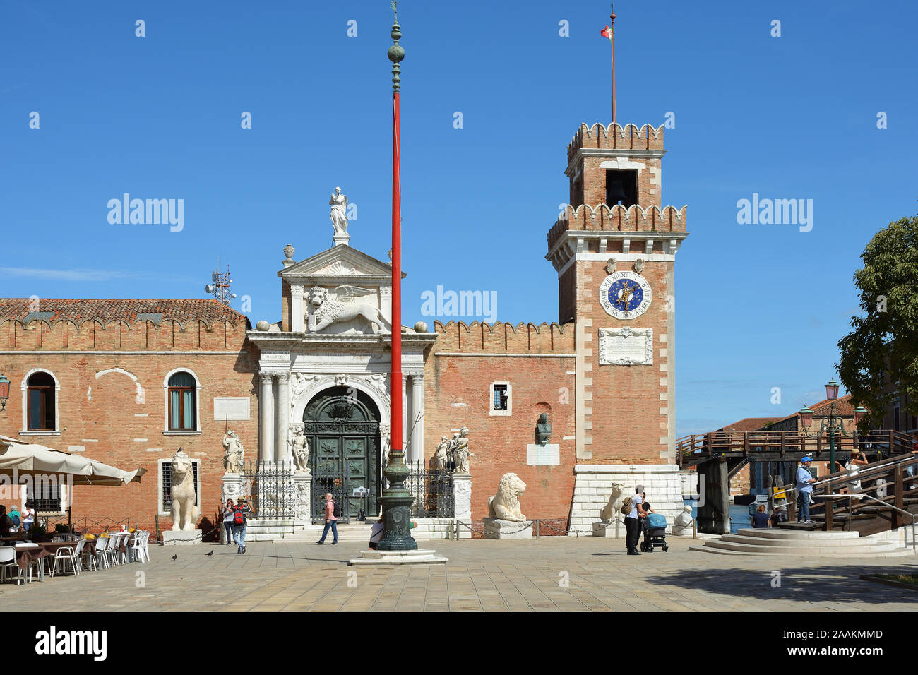 Vista dell'ingresso al centro storico Arsenale Veneziano e il Museo Navale nel quartiere di Castello di Venezia - Italia. Foto Stock