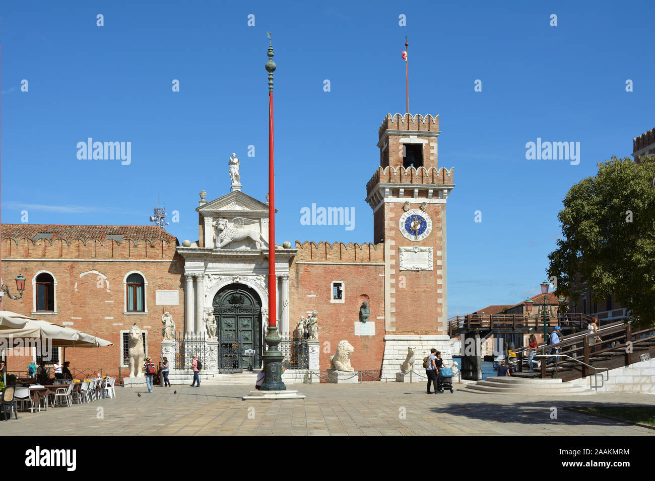 Vista dell'ingresso al centro storico Arsenale Veneziano e il Museo Navale nel quartiere di Castello di Venezia - Italia. Foto Stock