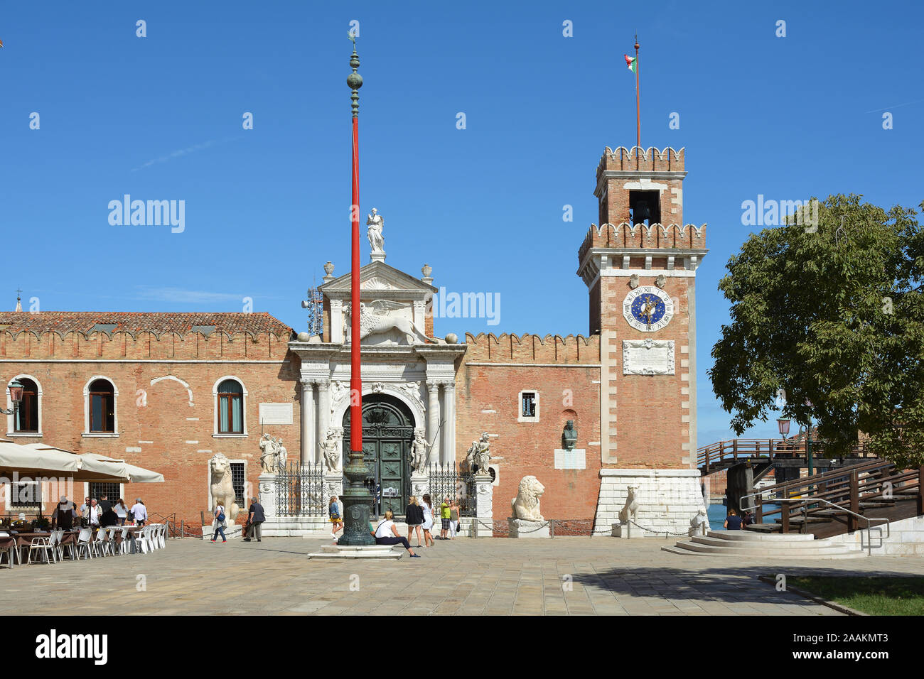 Vista dell'ingresso al centro storico Arsenale Veneziano e il Museo Navale nel quartiere di Castello di Venezia - Italia. Foto Stock
