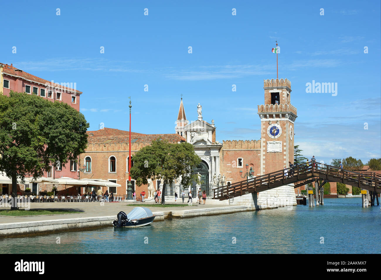 Vista dell'ingresso al centro storico Arsenale Veneziano e il Museo Navale nel quartiere di Castello di Venezia - Italia. Foto Stock