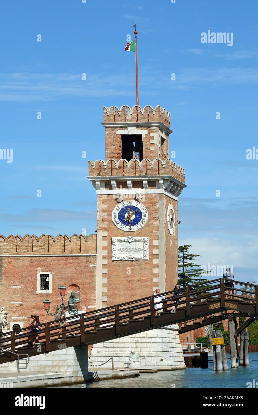 Torre dello storico Arsenale Veneziano e il Museo Navale nel quartiere di Castello di Venezia - Italia. Foto Stock