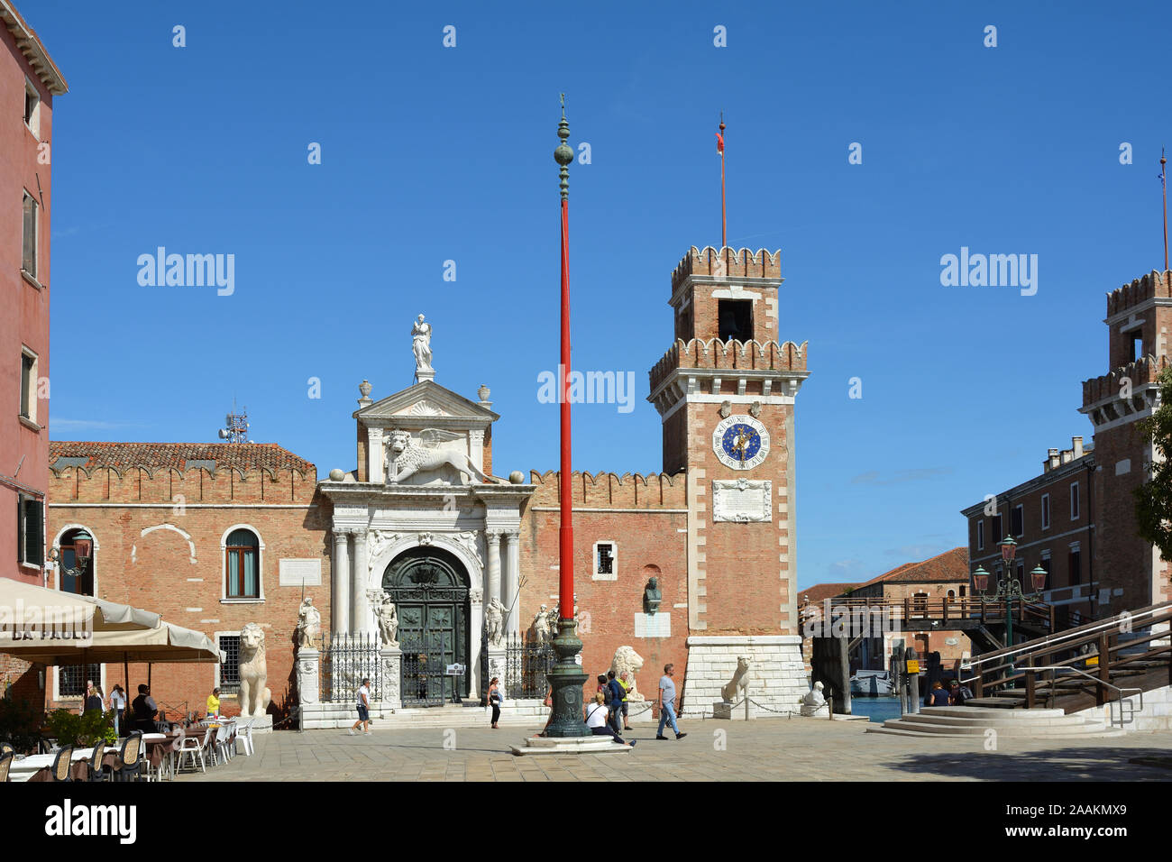 Vista dell'ingresso al centro storico Arsenale Veneziano e il Museo Navale nel quartiere di Castello di Venezia - Italia. Foto Stock