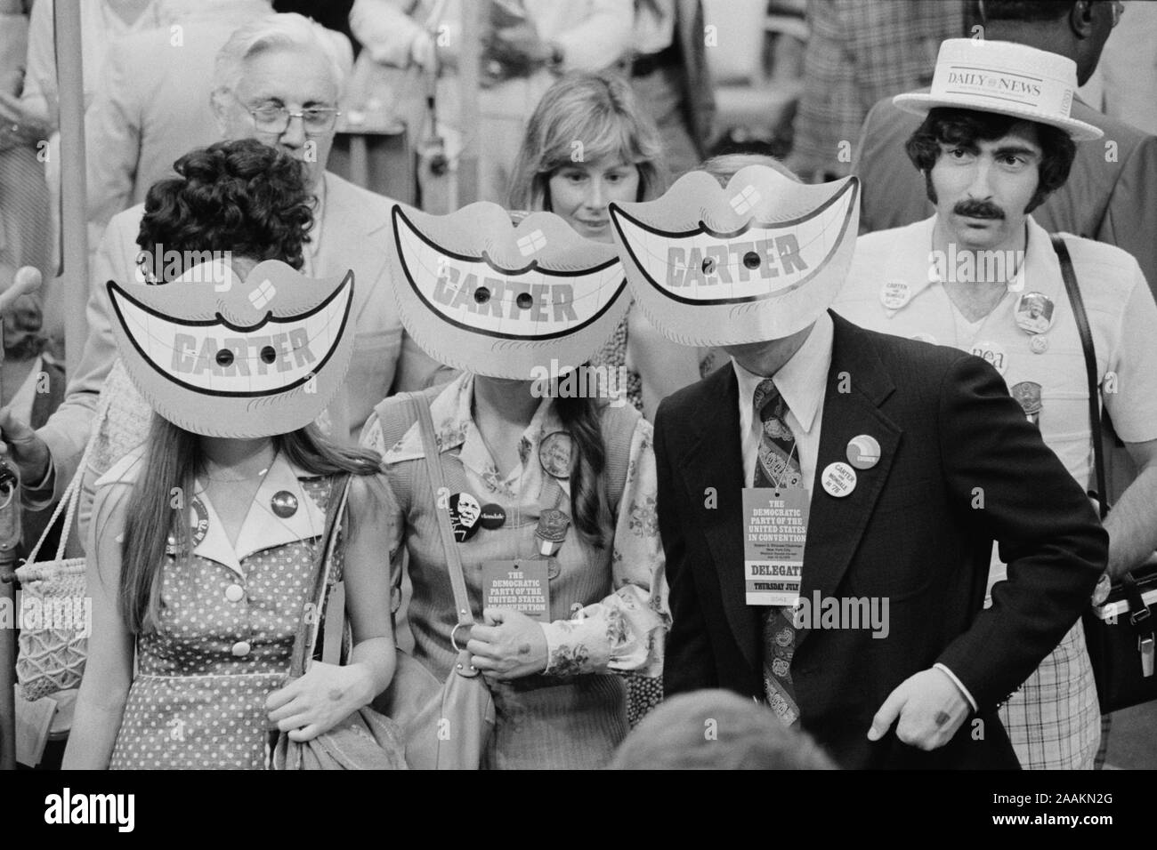 I delegati che indossa Jimmy Carter sorriso maschere alla Convenzione Nazionale Democratica, Madison Square Garden di New York City, New York, USA, fotografia di Warren K. Leffler, luglio 15, 1976 Foto Stock