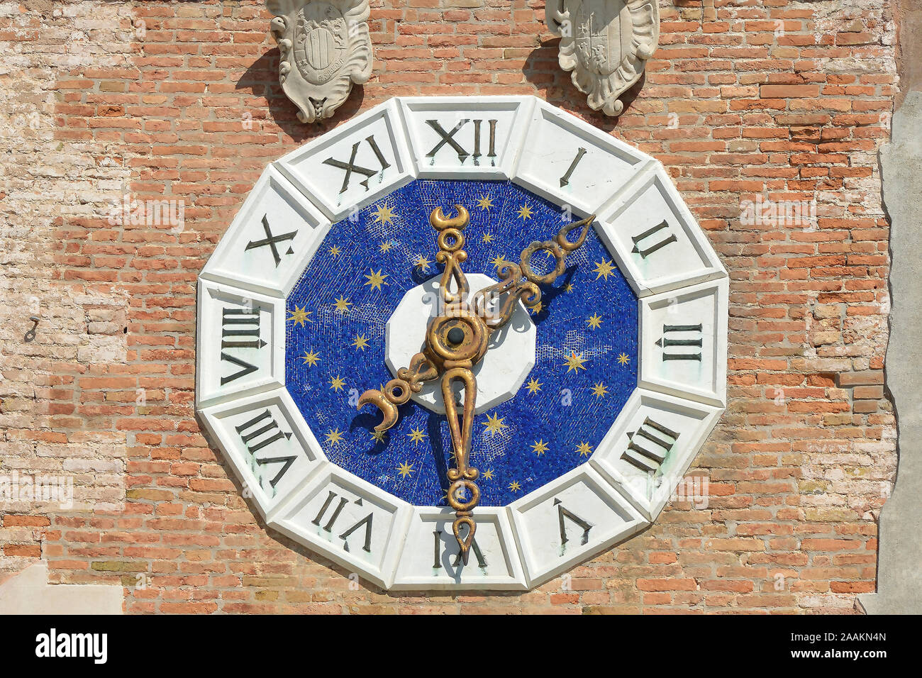 Orologio a Torre d'ingresso dello storico Arsenale Veneziano e il Museo Navale nel quartiere di Castello di Venezia - Italia. Foto Stock