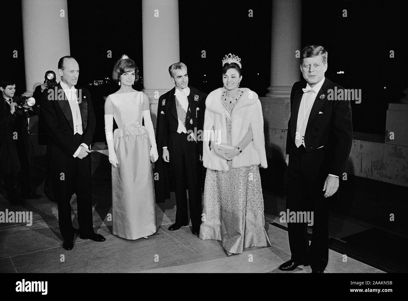 La First Lady Jacqueline Kennedy, Mohammad Reza Pahlavi, Shah di Iran, Farah Pahlavi e U.S. Presidente John F. Kennedy, ritratto di gruppo, alla Casa Bianca di Washington, D.C., USA, fotografia di Warren K. Leffler, Aprile 11, 1962 Foto Stock