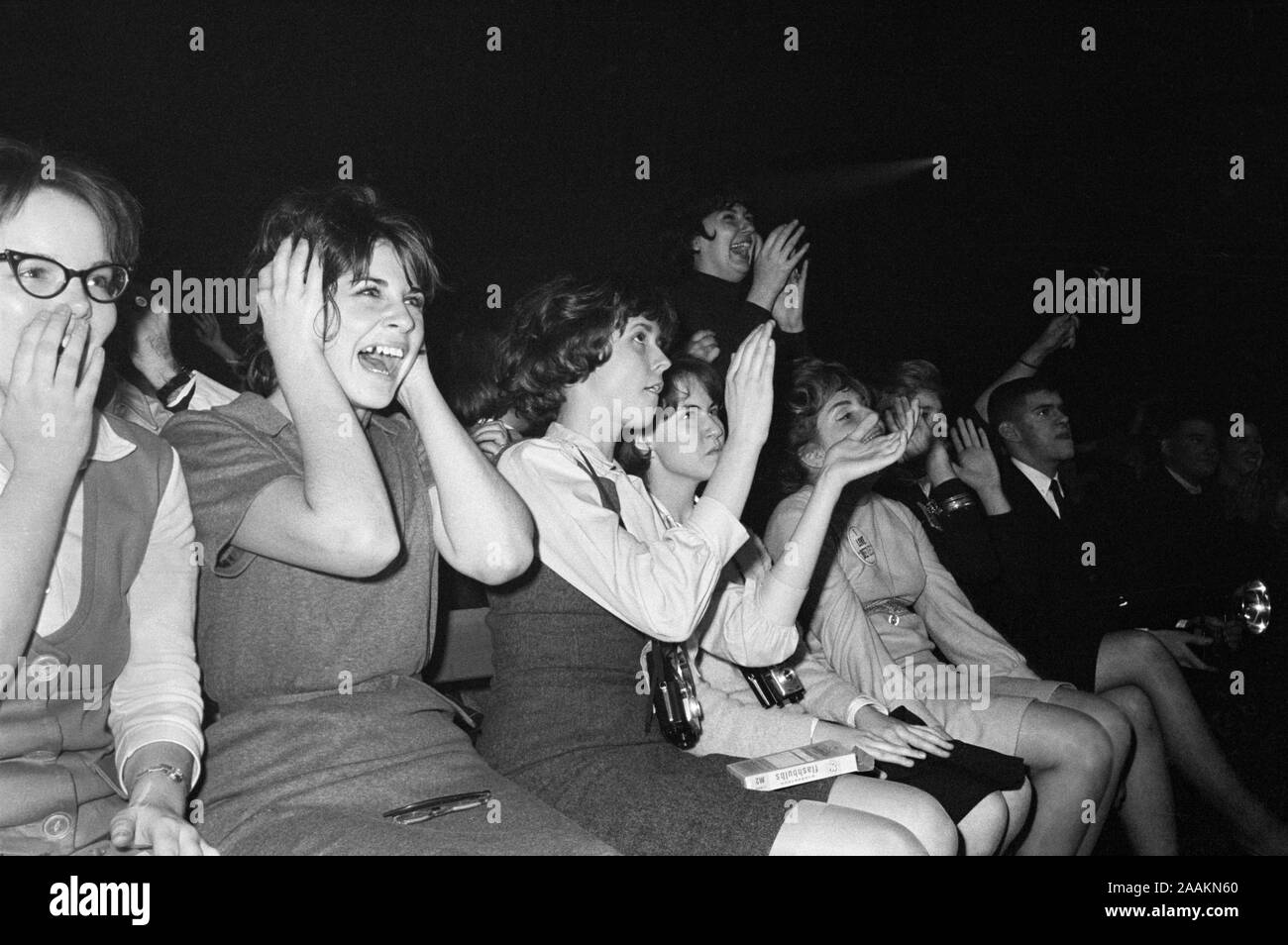 Entusiasti Fans reagire ai Beatles British Rock and Roll di eseguire, Washington Coliseum, Washington D.C., USA, fotografia di Marion S. Trikosko, 11 Febbraio 1964 Foto Stock