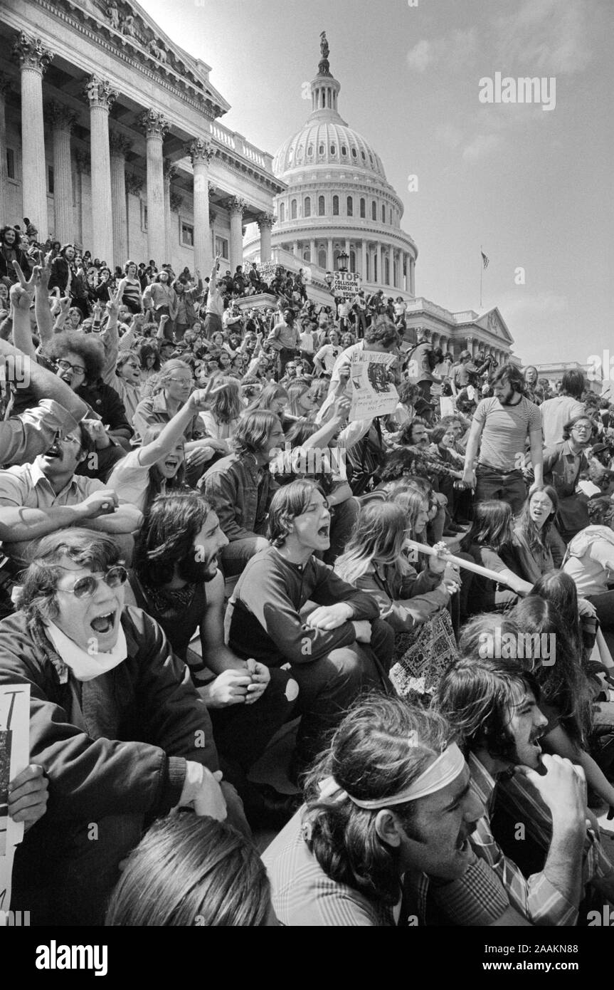 Guerra del Vietnam i manifestanti seduti sui gradini di U.S. Capitol, WASHINGTON, STATI UNITI D'AMERICA, fotografo Thomas J. O'Halloran, Marion S. Trikosko, 5 maggio 1971 Foto Stock