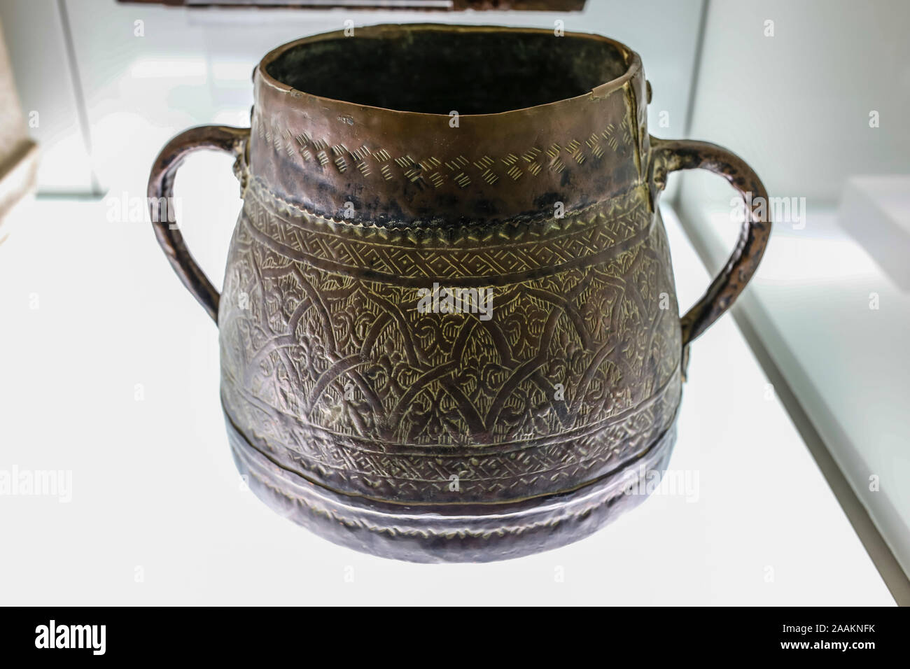 Siviglia, Spagna - Luglio 7th, 2018: Qdir o bronzo pentola globulare con decorazione geometrica, del XII secolo. Museo archeologico di Siviglia, in Andalusia, S Foto Stock