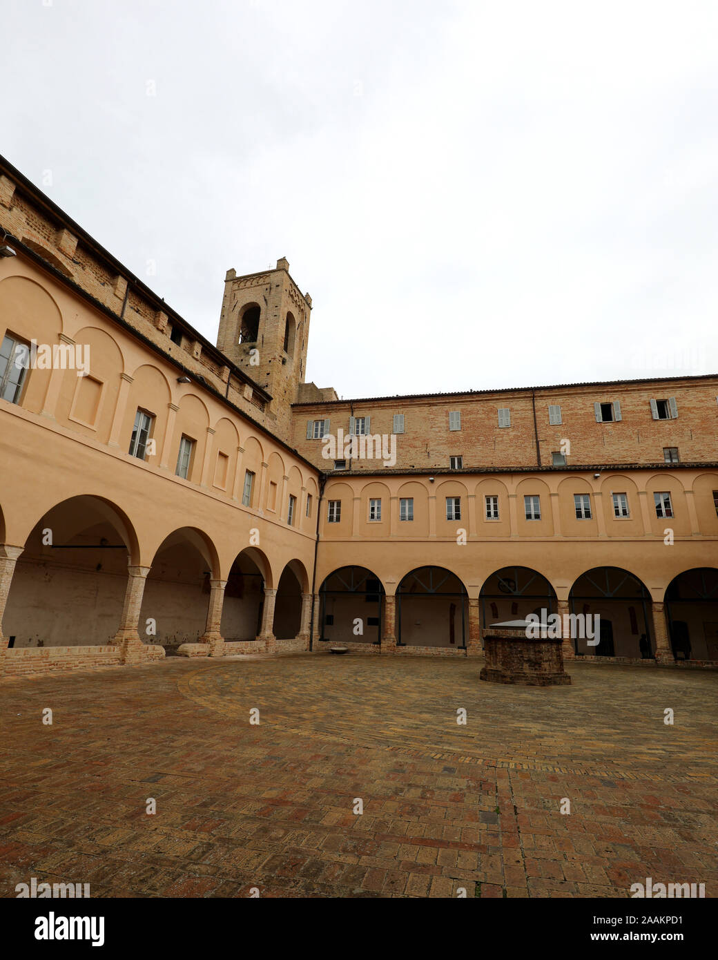 Recanati, MC, Italia - 2 novembre 19: Sant Agostino Convento e la torre della poesia Passero Solitario che significa solo Passero del poeta italiano Leop Foto Stock