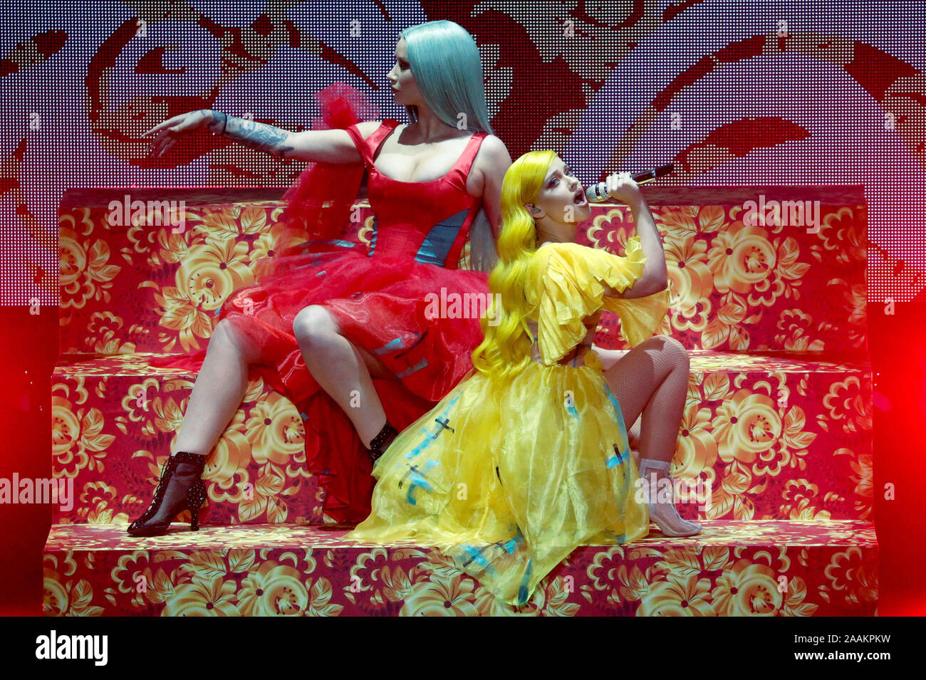 Berlino, Germania. 22 Novembre, 2019. Il rapper Iggy Azalea (l) e Alice carta, cantante dalla Gran Bretagna, appaiono all'International Music Award (IMA). La nuova cultura pop premio da Axel Springer Media gli onori di casa gli artisti per il loro atteggiamento e ad un potere innovativo. Credito: Fabrizio Bensch/Reuters/piscina/dpa/Alamy Live News Foto Stock