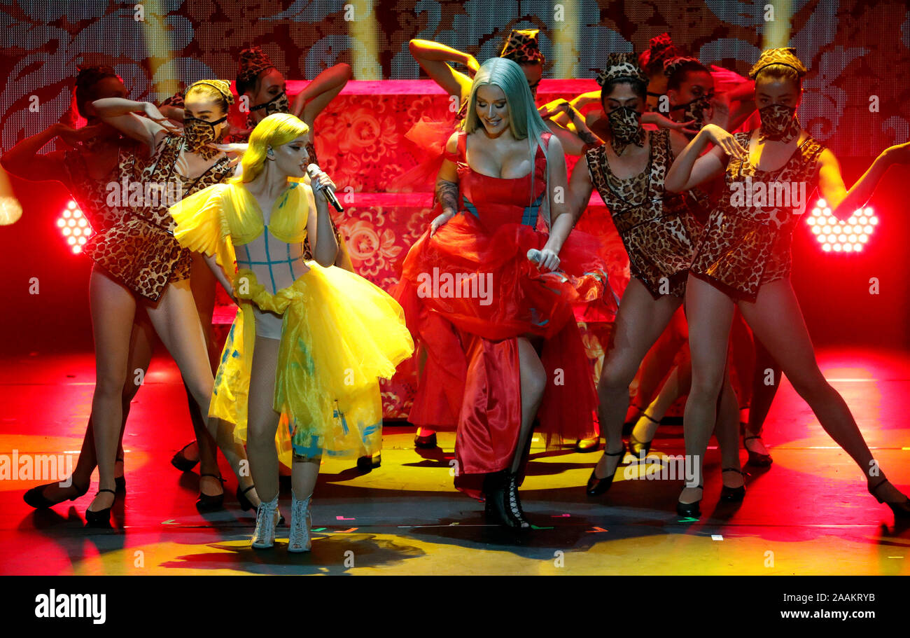 Berlino, Germania. 22 Novembre, 2019. Il rapper Iggy Azalea (M-r) e Alice carta (M-l), cantante dalla Gran Bretagna, appaiono all'International Music Award (IMA). La nuova cultura pop premio da Axel Springer Media gli onori di casa gli artisti per il loro atteggiamento e ad un potere innovativo. Credito: Fabrizio Bensch/Reuters/piscina/dpa/Alamy Live News Foto Stock