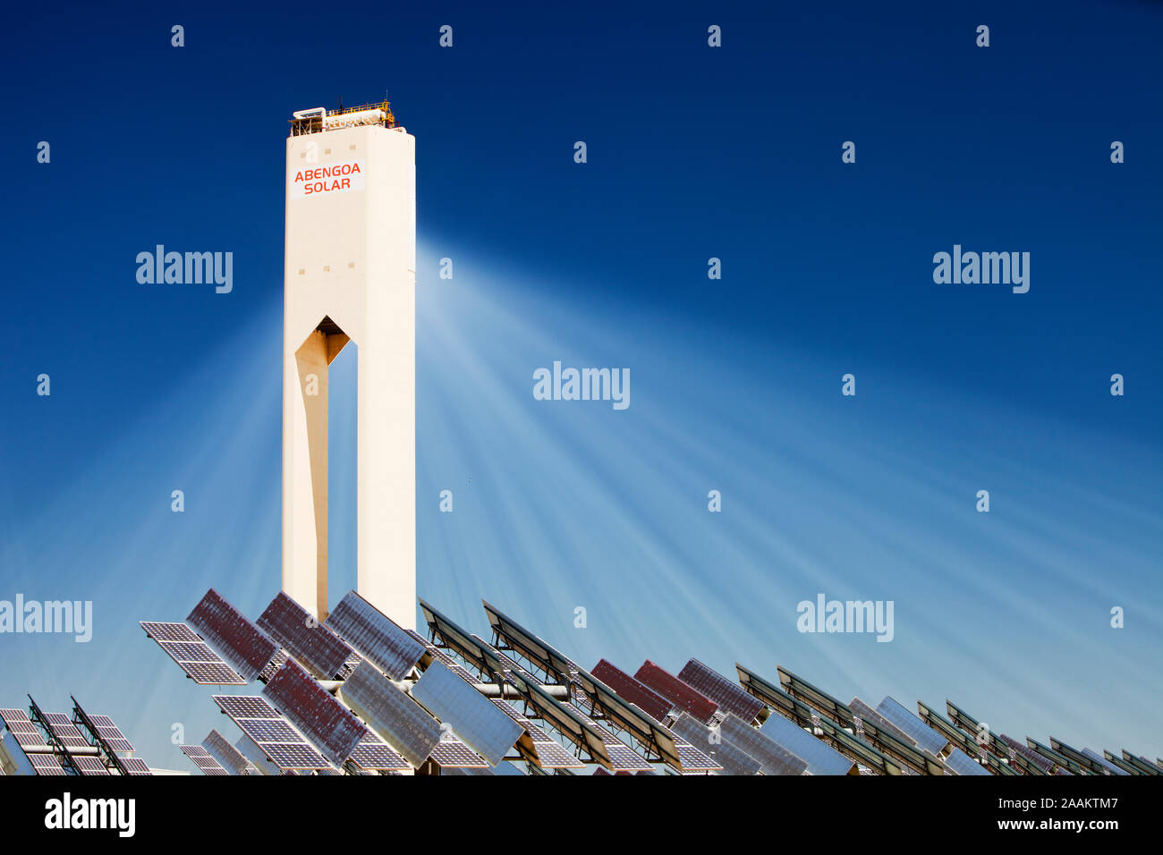 PS20 solare termico torre. La sua è una parte della Solucar complesso solare di proprietà di Abengoa energia, a Sanlucar La Mayor, Andalusia. Il sito ha la s Foto Stock