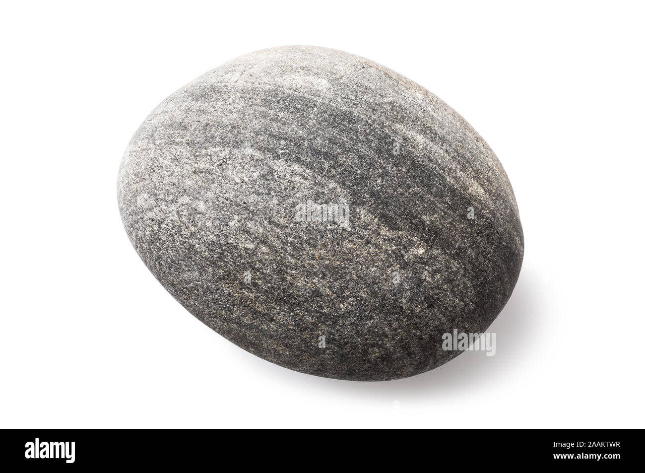 Un mare liscio pebble isolato su uno sfondo bianco. Pietra di colore grigio e di forma ovale. Foto scattata da metodo di impilatura Foto Stock