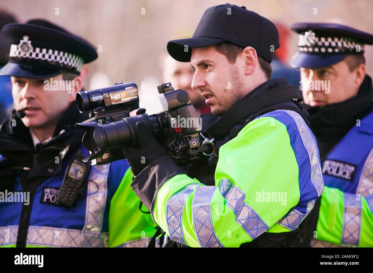 Un fotografo di polizia, documentando i manifestanti ad un cambiamento climatico nel rally di Londra Dicembre 2008. Essi ovviamente pensare che protestavano contro clima chang Foto Stock