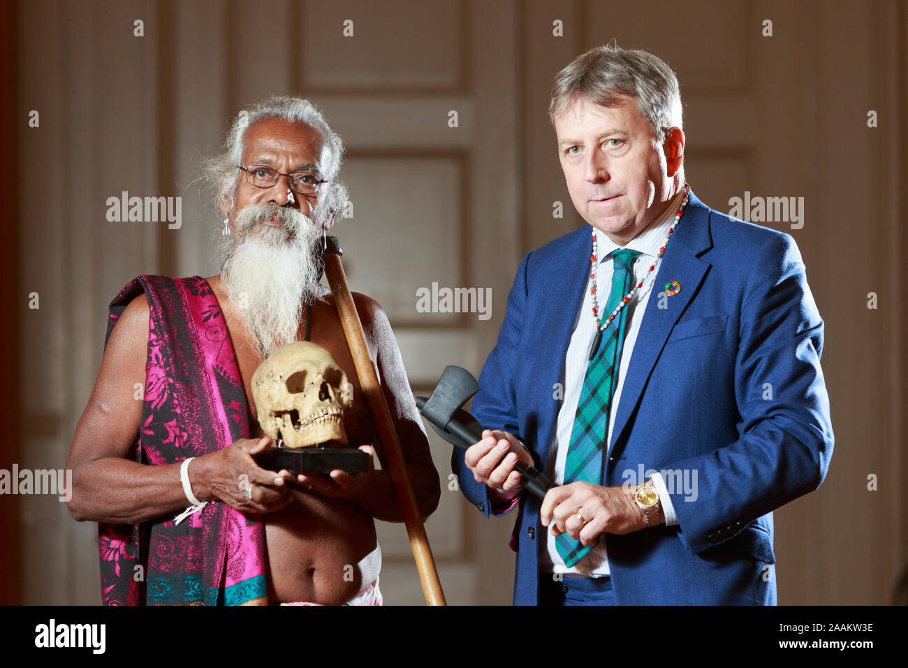 Edimburgo, Scozia. 22 novembre. 2019. Wani Uruwarige, capo dell'antica dello Sri Lanka dimora nella giungla tribù il popolo Vedda, partecipa a una cerimonia nella Università di Edimburgo di Playfair Library di Edimburgo. L'università ha restituito un insieme di nove teschi umani ha acquisito oltre cento anni fa e avevamo alloggiato nella loro collezione anatomica. Nella foto: (L-R) Wanniya Uruwarige e Peter MathiesonPako Mera/Alamy Live News Foto Stock