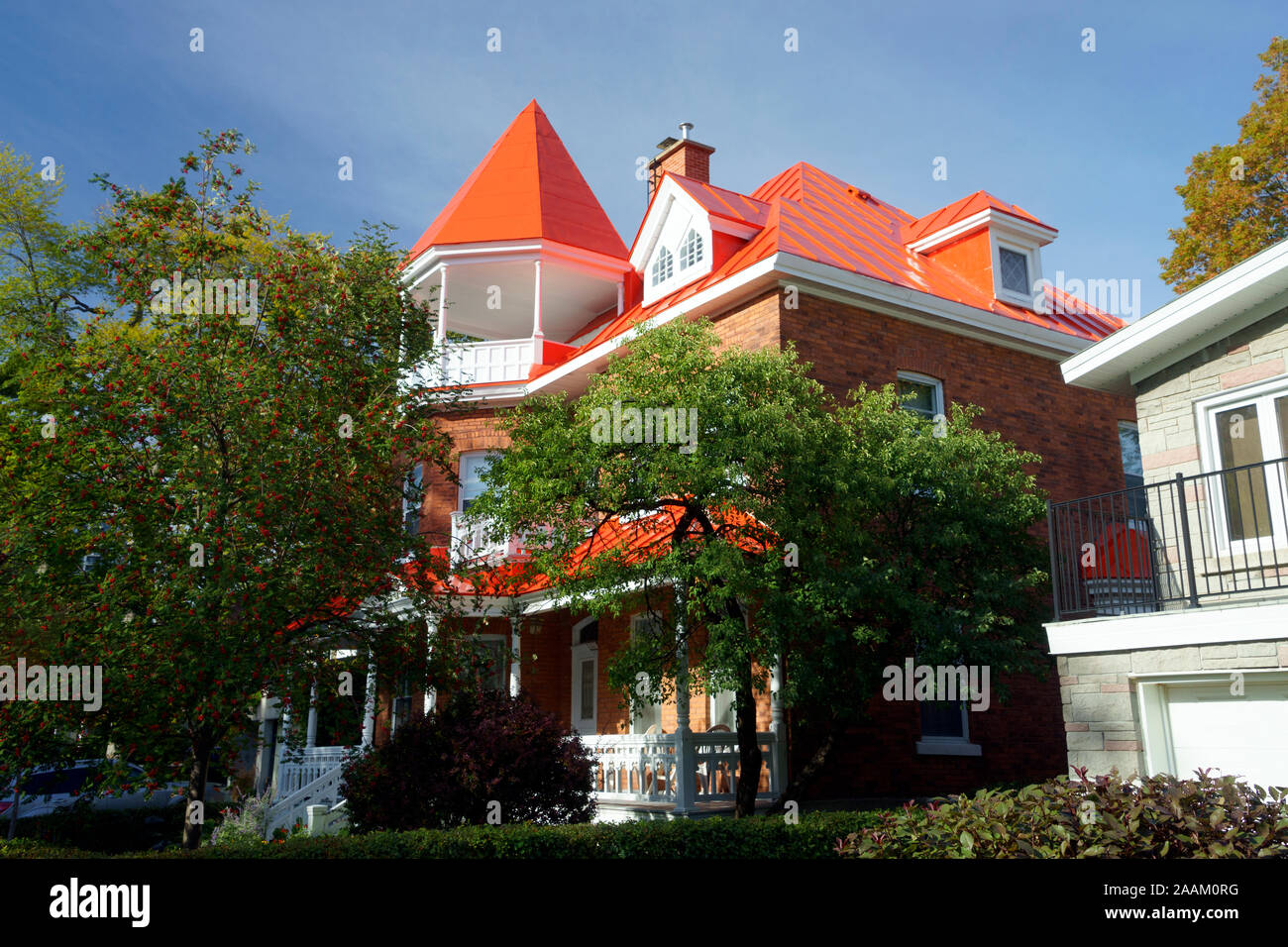 A tre piani di casa con orange tetto metallico, Montreal, provincia del Québec in Canada. Foto Stock