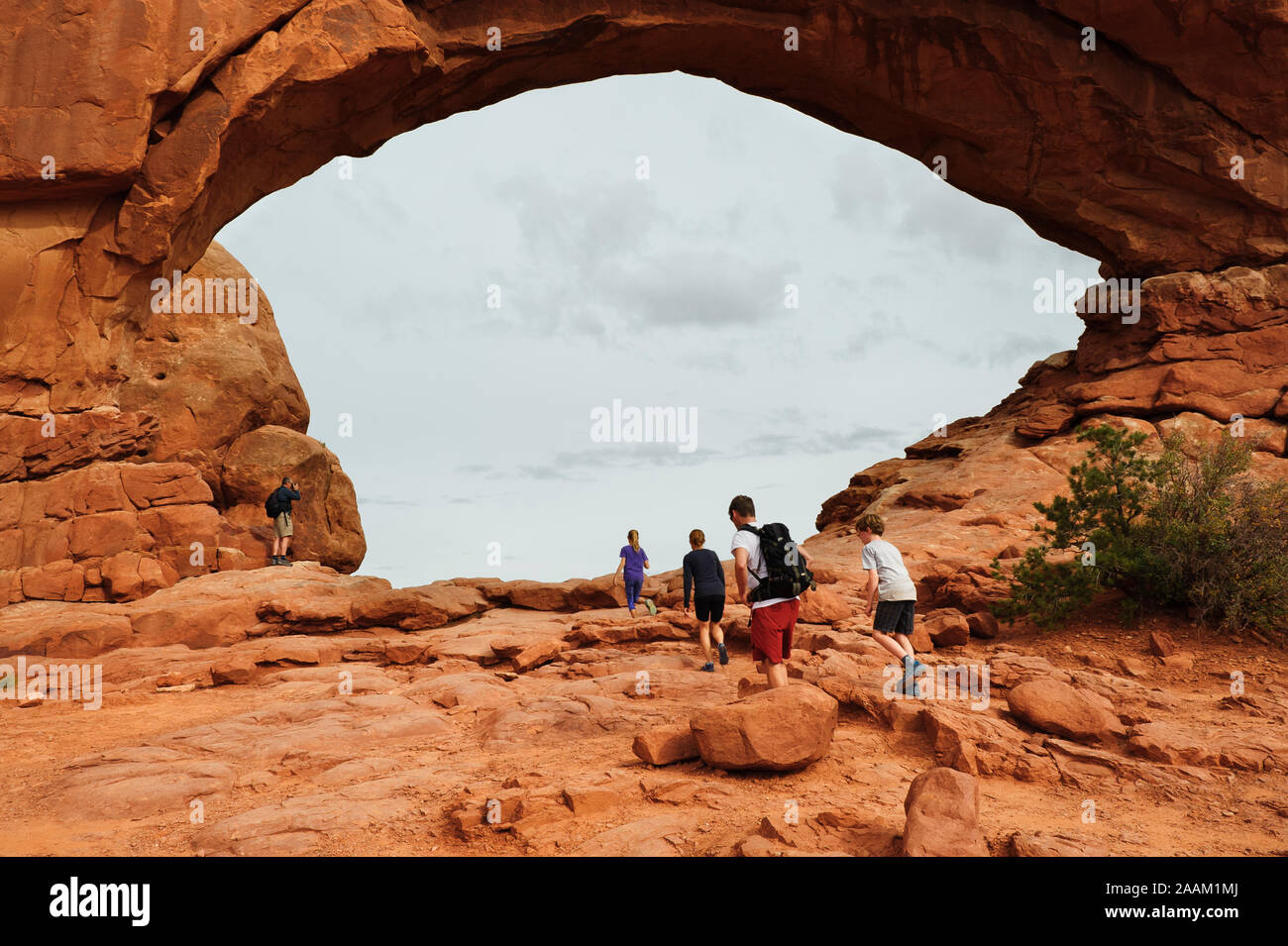 I visitatori a camminare verso la finestra del Nord Arch Arches National Park vicino a Moab, Utah, Stati Uniti d'America. Foto Stock