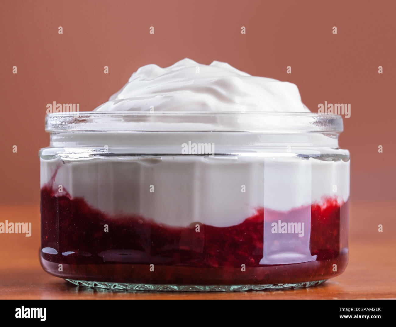 Plain yogurt greco con un delizioso lampone composta come cibo sano Foto Stock