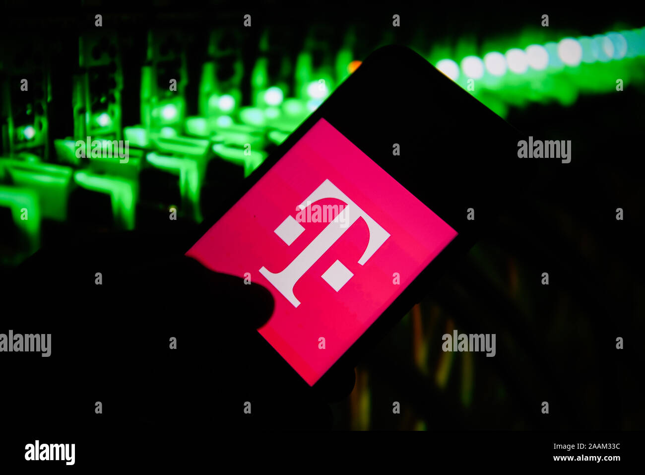 In questa illustrazione della foto di un T Mobile logo che si vede visualizzato su uno smartphone. Foto Stock