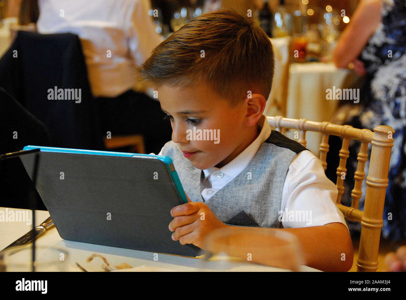 Un giovane bambino utilizzando un ipad. Foto Stock