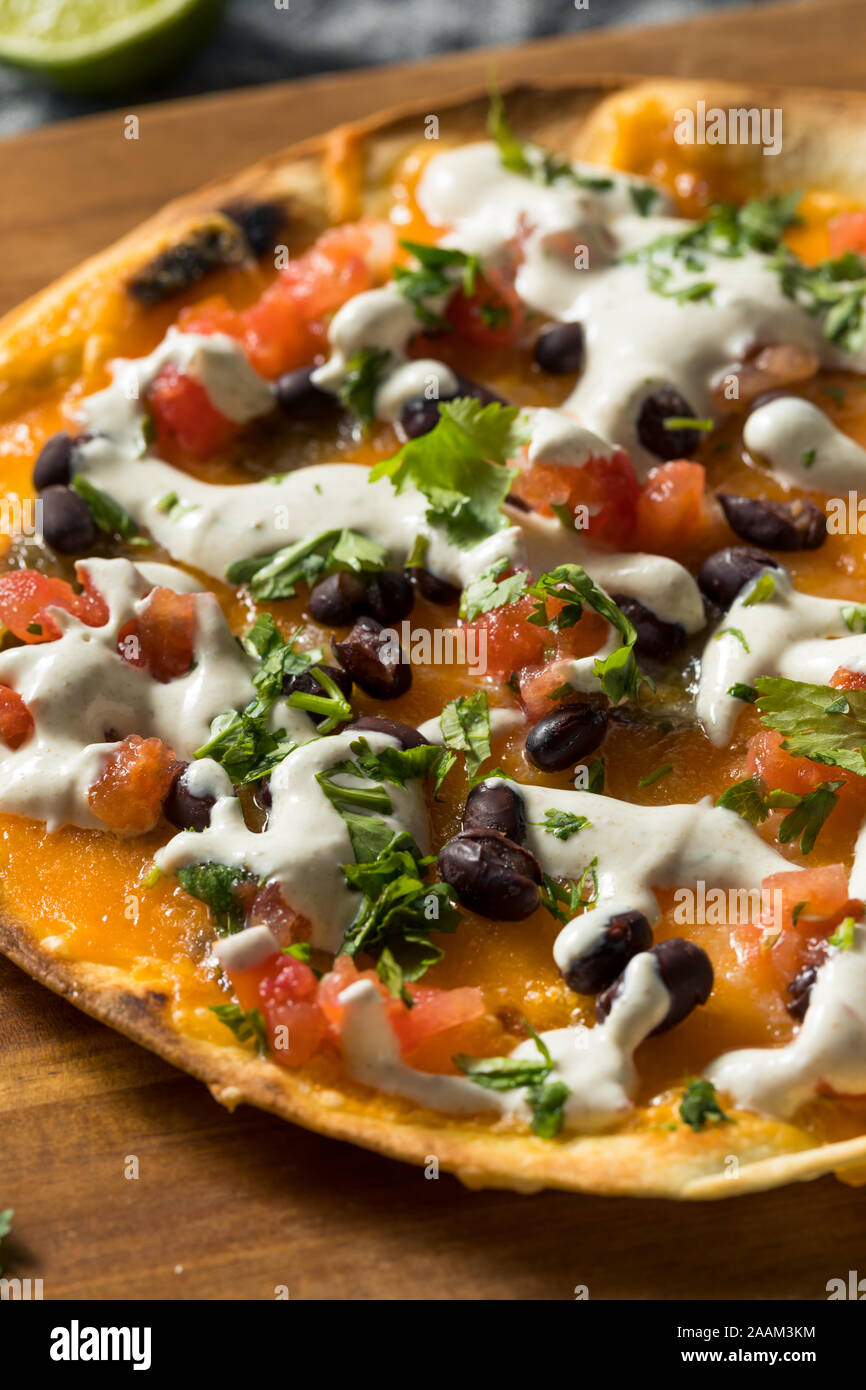 In casa aperta di fronte Quesadilla formaggio fresco con pomodoro e fagioli Foto Stock