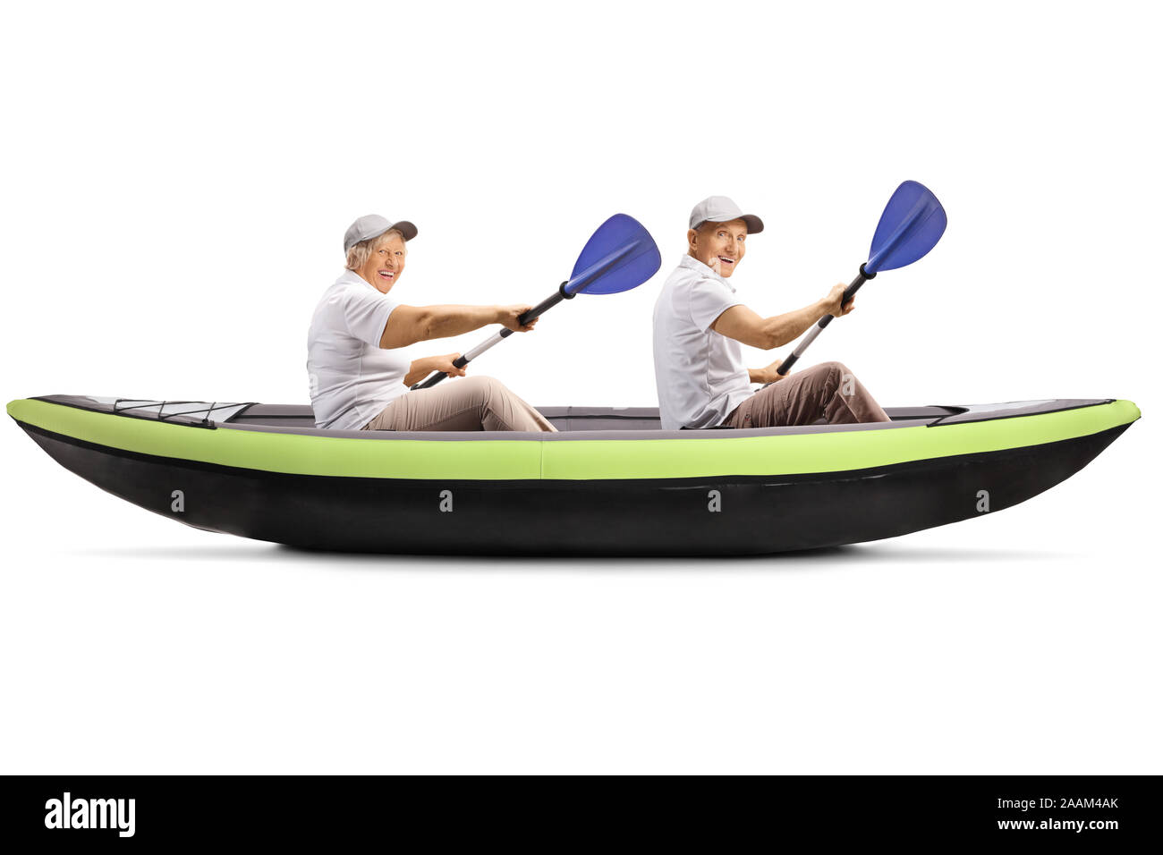Coppia di anziani paddling in un kayak isolati su sfondo bianco Foto Stock