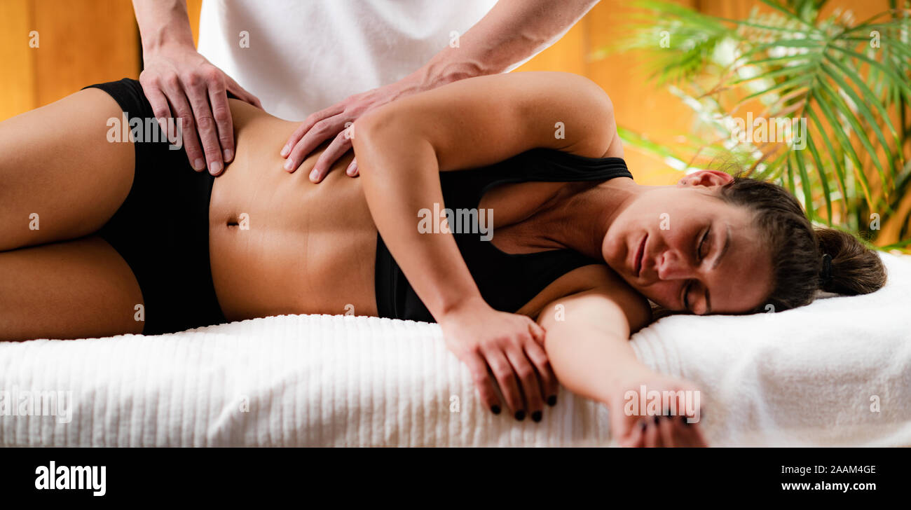 Osteopatia trattamento, manipolazione dorsale. Foto Stock