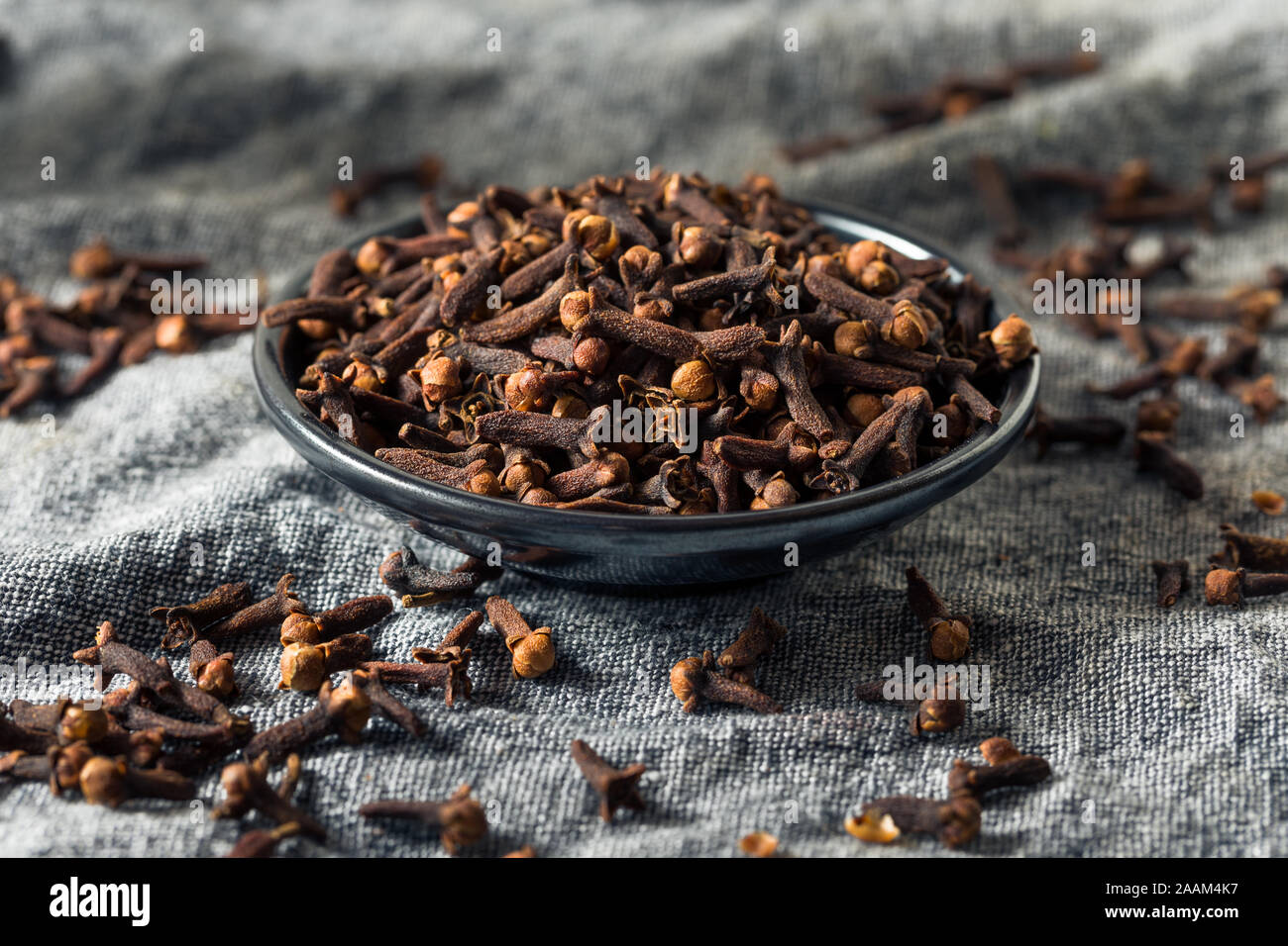 Organico secco Spice di chiodi di garofano in una ciotola Foto Stock
