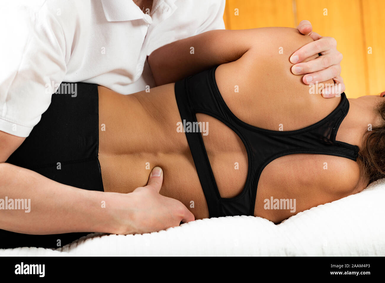 Osteopathist trattamento paziente femmina della spina dorsale. Foto Stock