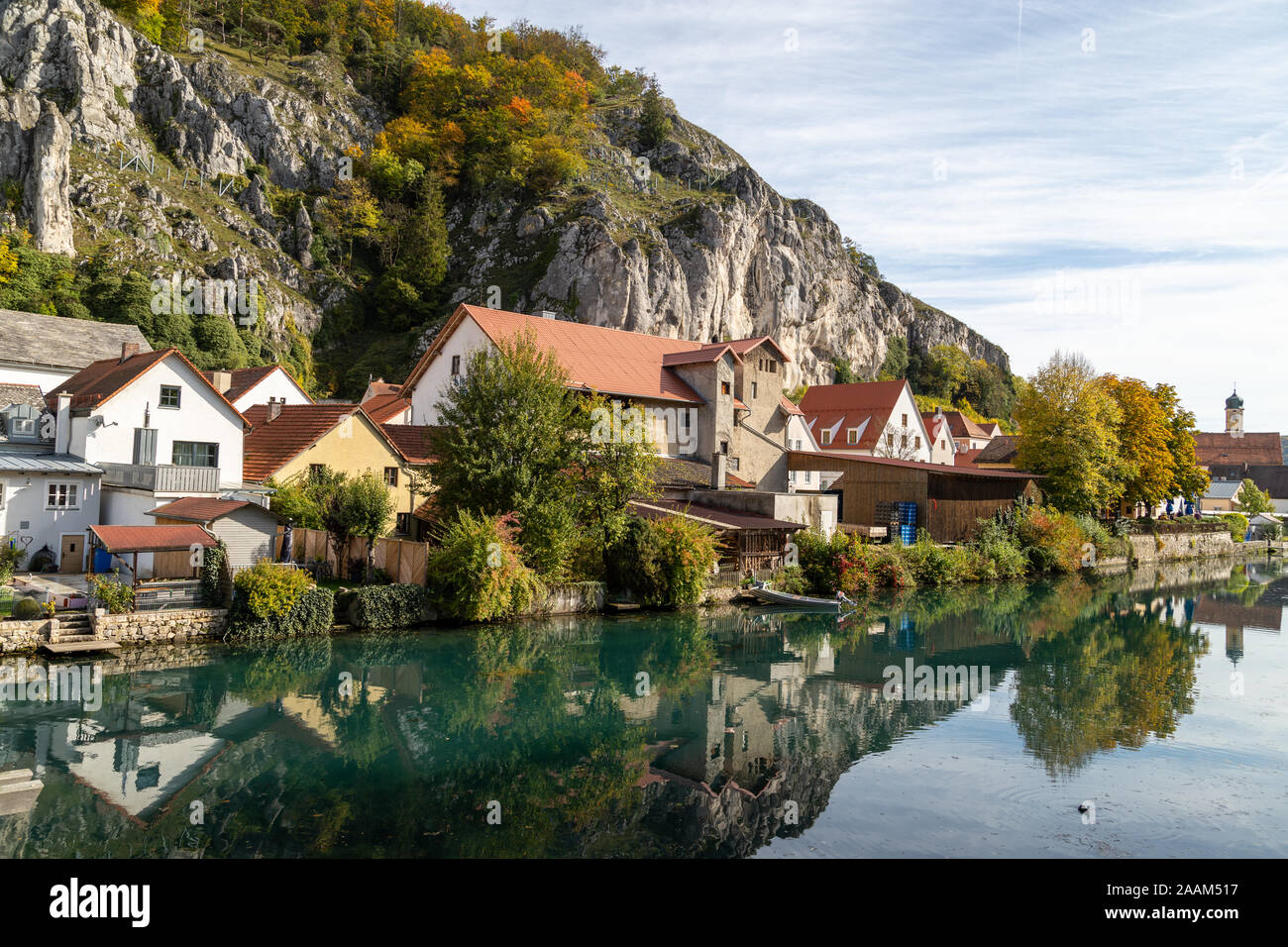 Idillica vista sul villaggio Markt Essing in Baviera, Germania con il fiume Altmuehl e roccie alte in una giornata di sole in autunno Foto Stock